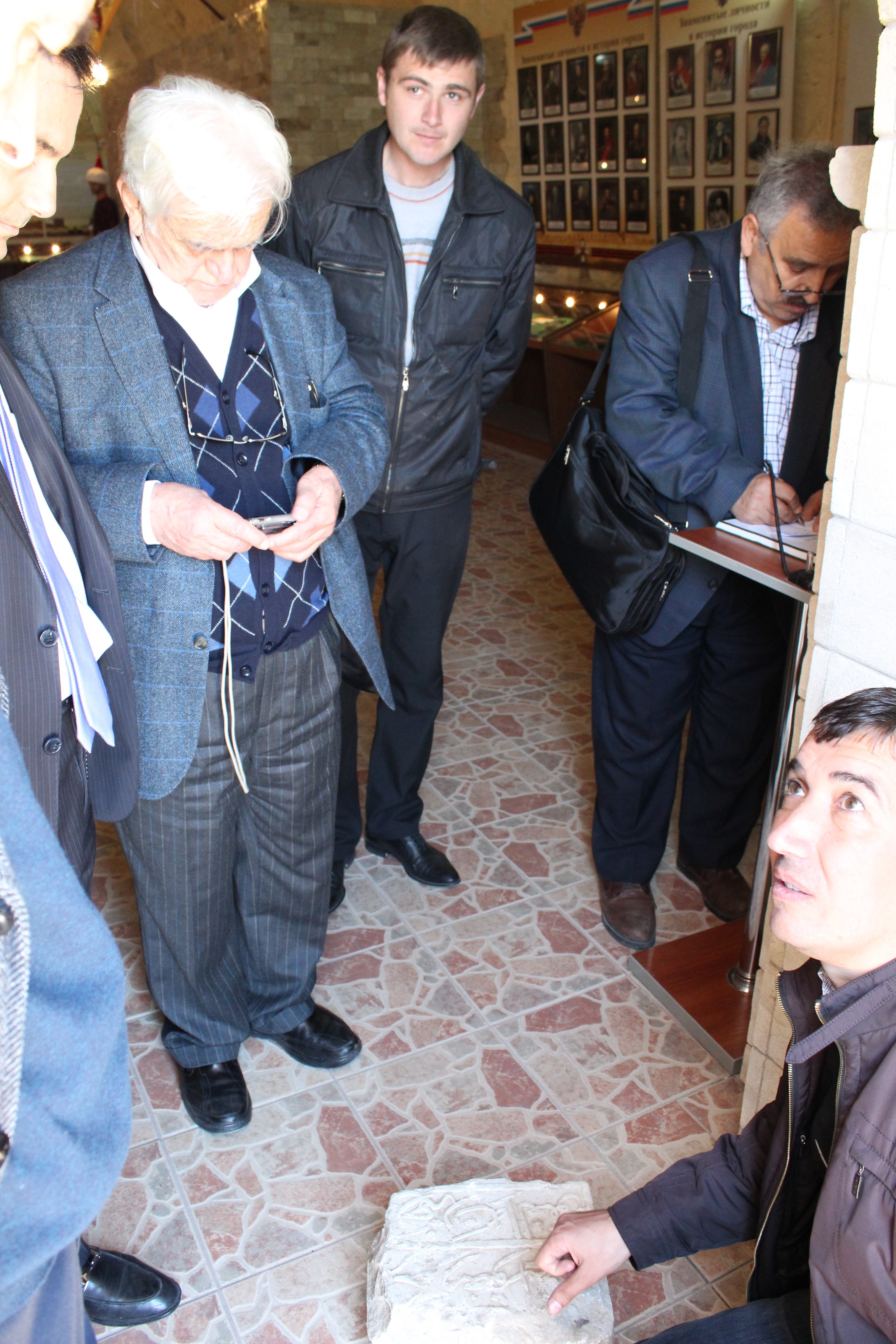 Odessa'da bir Osmamlı mezar taşının fotoğrafını alırken