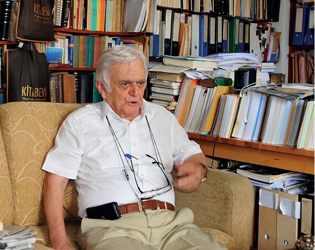 Mehmet Genç kitaplığında